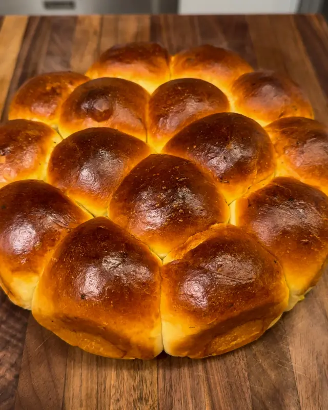 Garlic Confit Rosemary Dinner Rolls